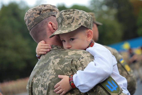 Коли тато/мама на війні: як пояснити дитині, підтримати її