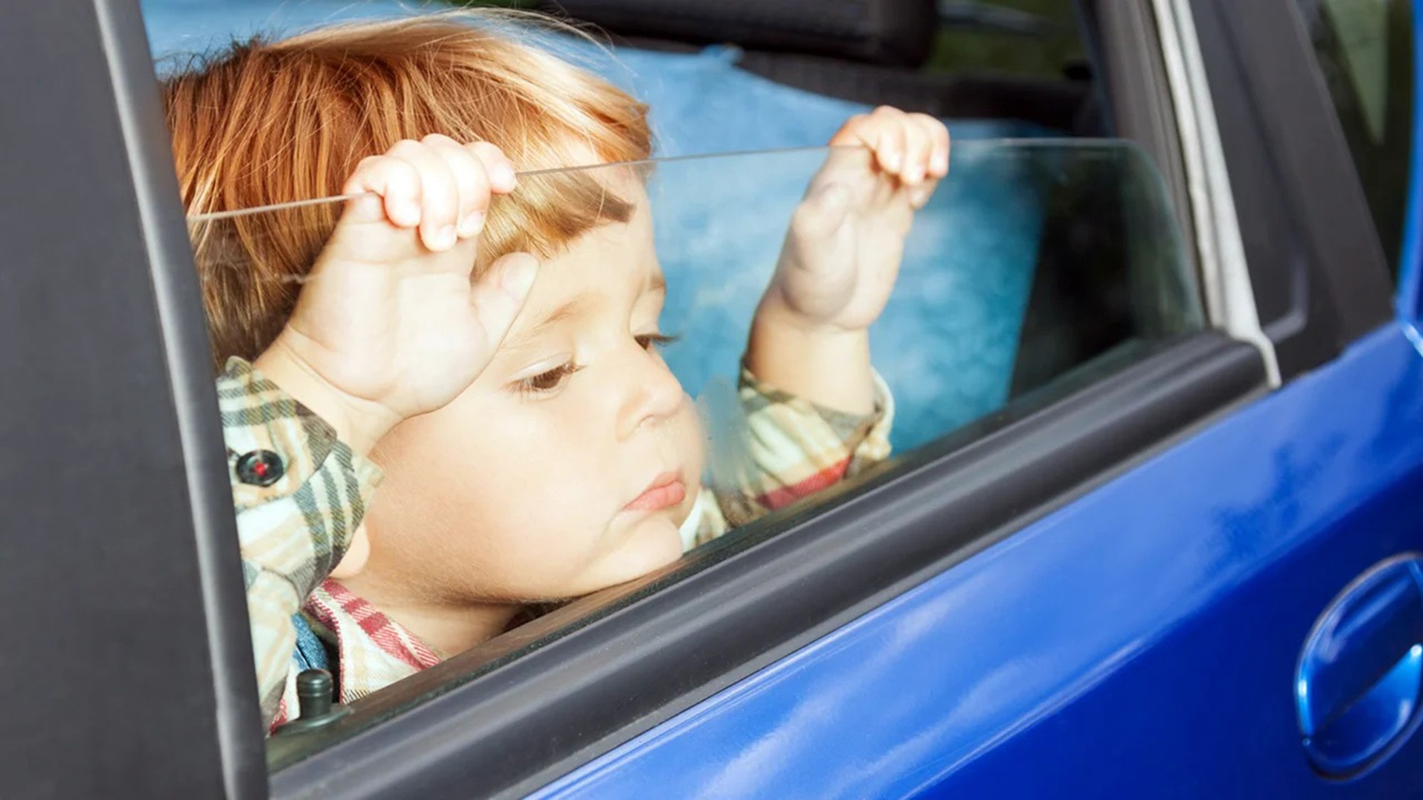 Ніколи не залишайте дитину саму в автомобілі!