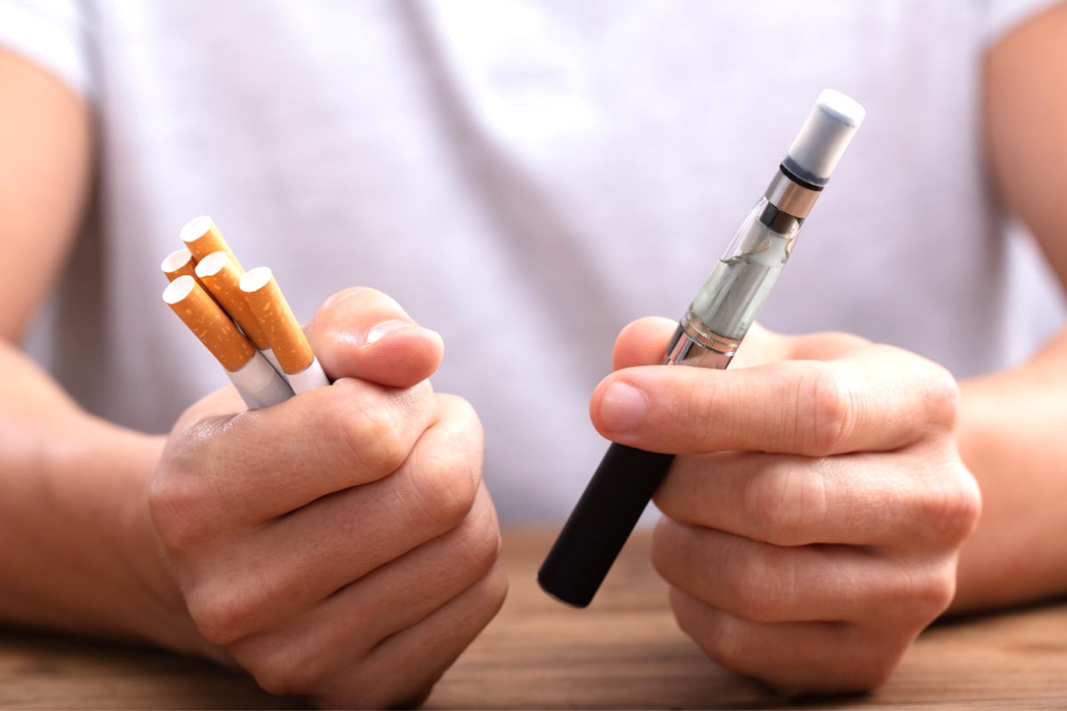 Цигарки та вейпи небезпечні однаково