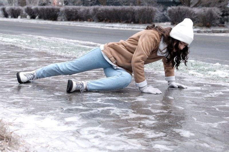 Як уникнути травм, коли надворі слизько