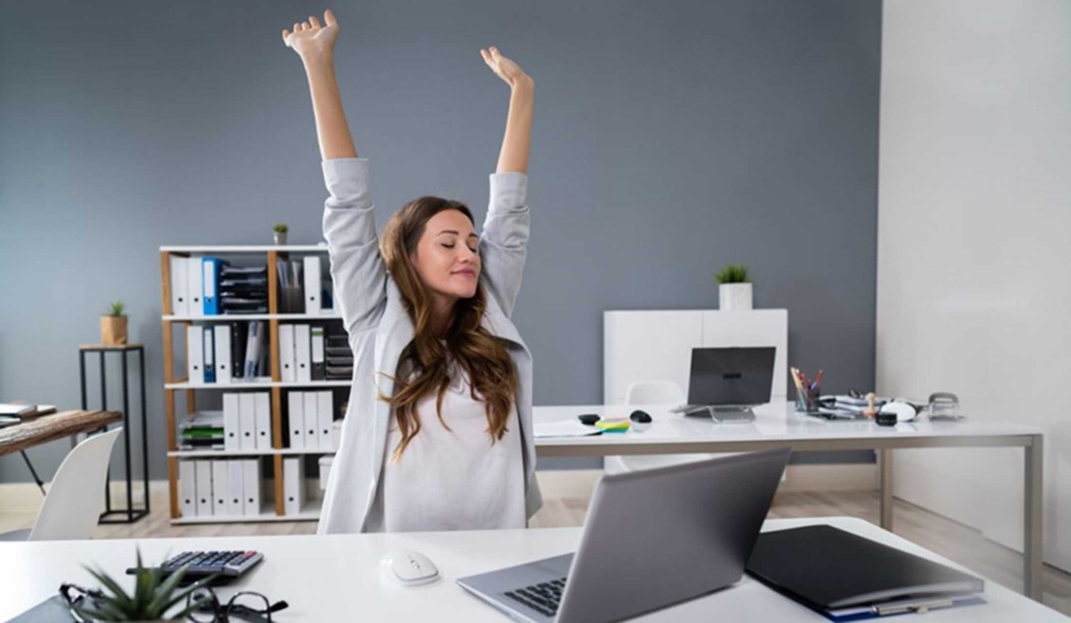 Фітнес на роботі: як зняти втому з плечей та рук