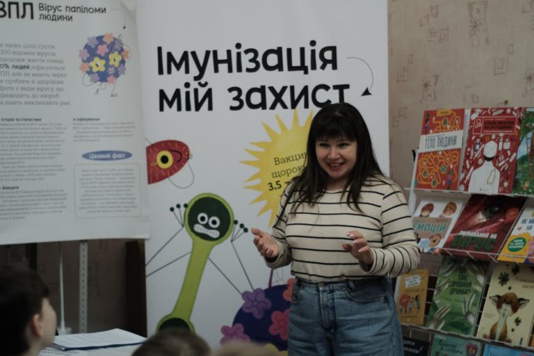 «Операція – вакцинація»: пацієнти ЦПМСД №1 побували на виставці про імунізацію