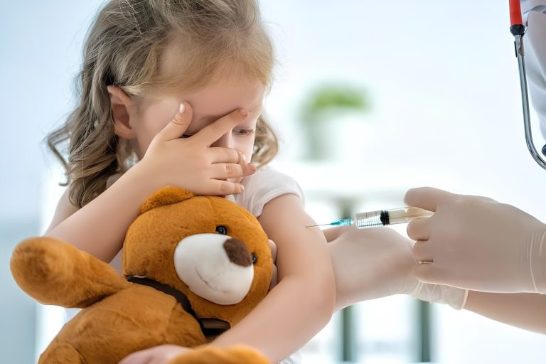 Щеплення без сліз і стресу: як підготувати дитину