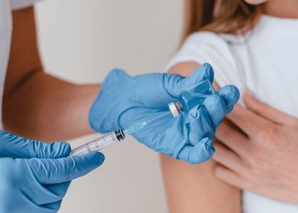 Хронічні хвороби – не привід відмовлятися від вакцинації, навпаки, це сигнал до дії