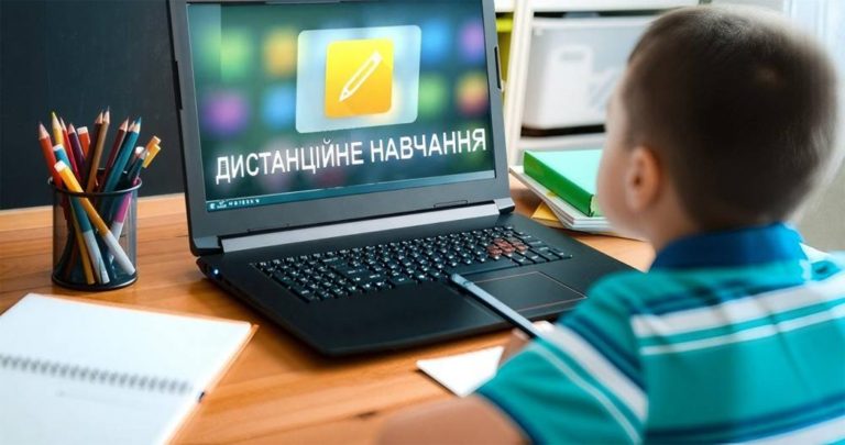 Монітор замість шкільної парти: як попіклуватися про здоров’я дітей